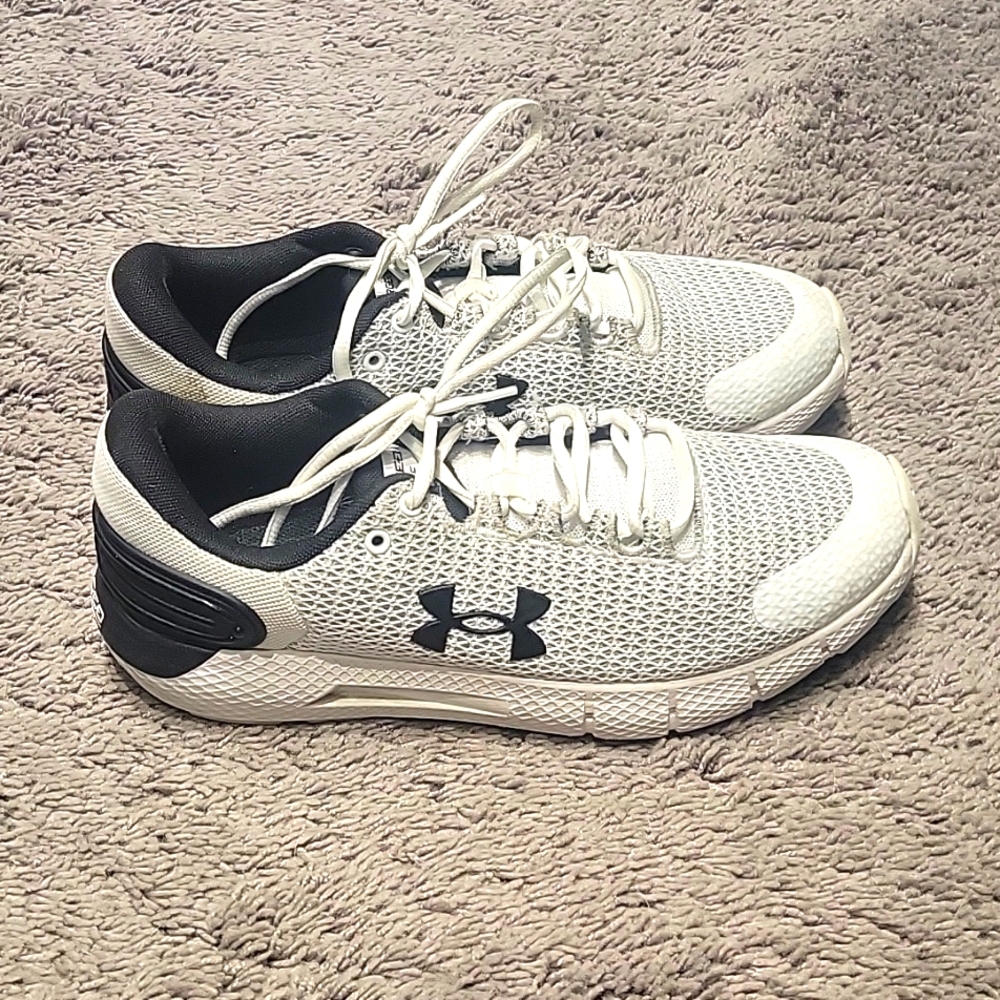 Mens Under Armour charged rogue size 8 tennis shoes